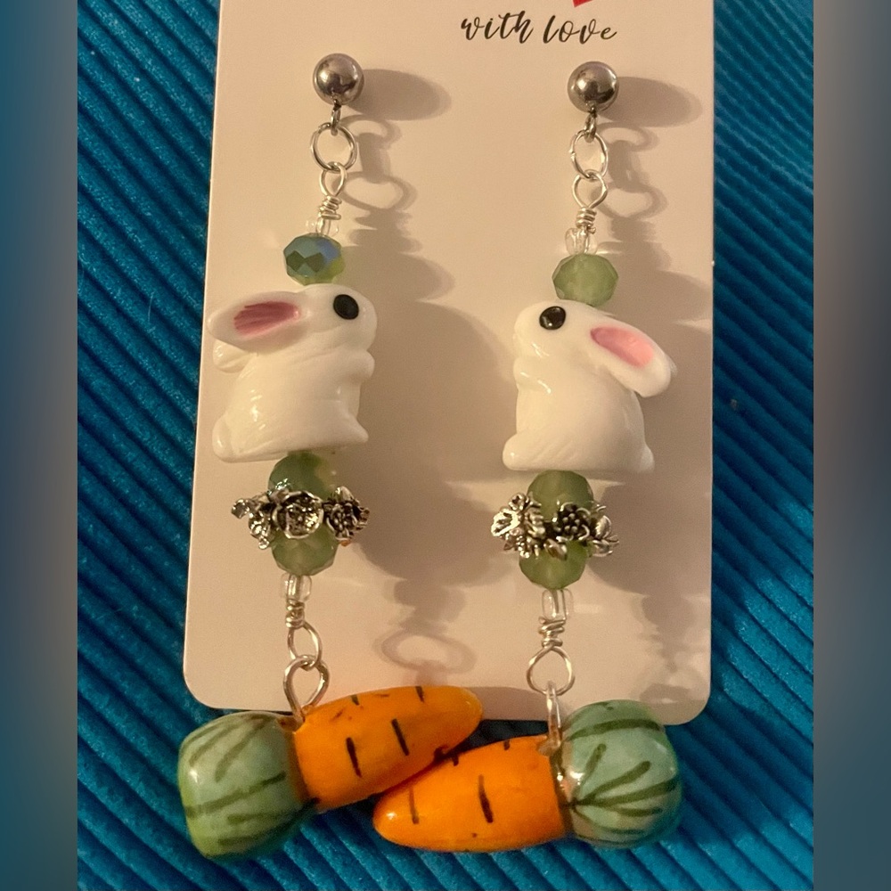 ❌❌SOLD❌❌Cute Bunny and Carrot Earrings - Picture 1 of 4